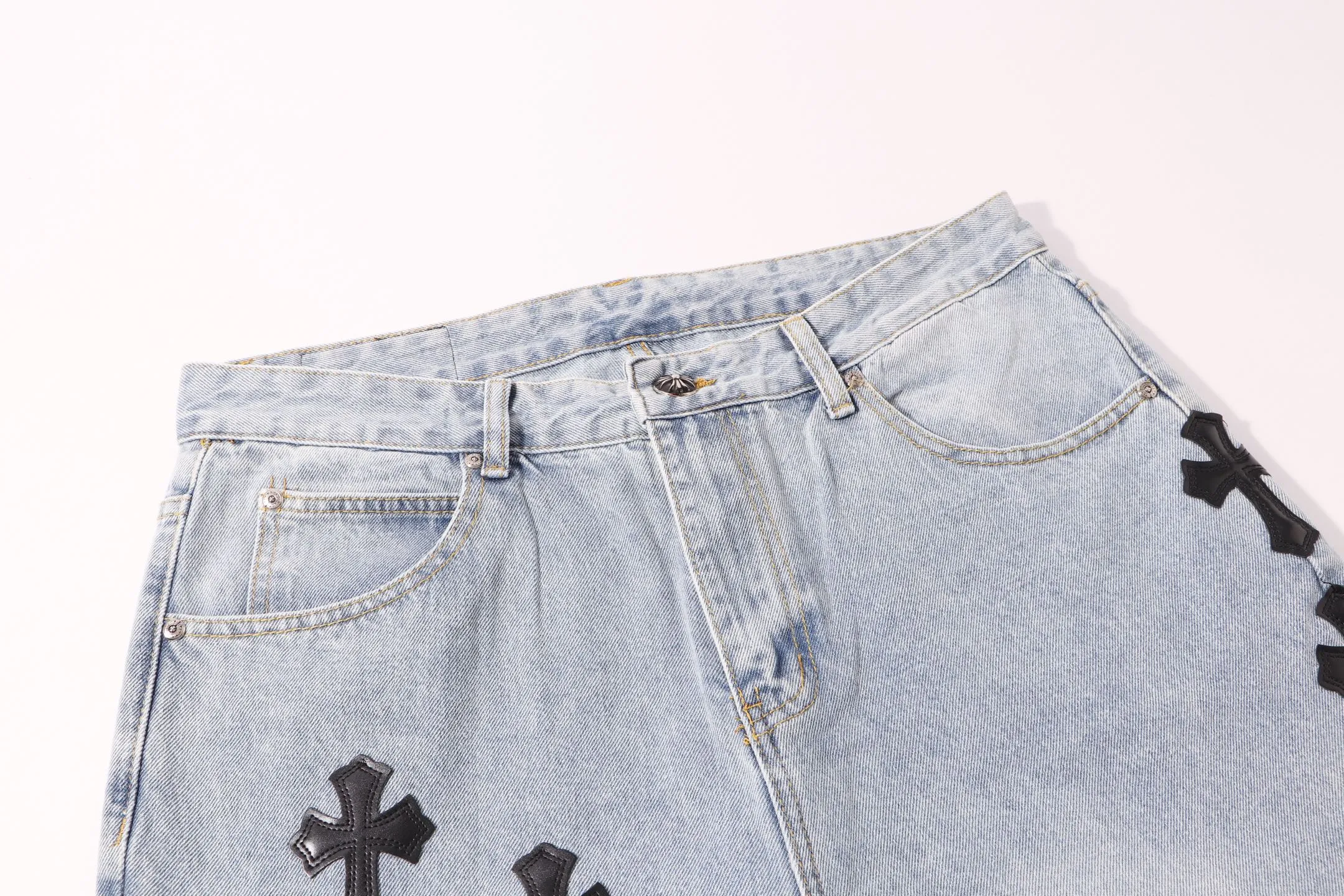 P230 Style number: H39 Croxin & 𝐂𝐡𝐫𝐨𝐦𝐞 𝐇𝐞𝐚𝐫𝐭 ss25 blue black blue and white grained leather denim workwear logging pants. Styles with different washed textures are very friendly to people with thin legs. The slightly flared version perfectly modifies the leg shape. The timeless and moderate length makes it easy to match and match. It is the basis for various styles and is a must-have in your wardrobe! The fabric is stiff but also makes the upper body soft without losing texture. The washing process is even more perfect. It is a must-have item for everyone! ! ! Washed wheat, hang tag, pants label, three labels complete Color: blue Size: 28-30-32-34